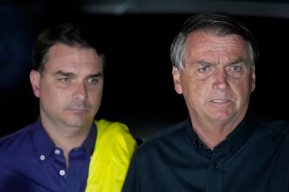 Moraes libera visitas de Flávio a Jair Bolsonaro