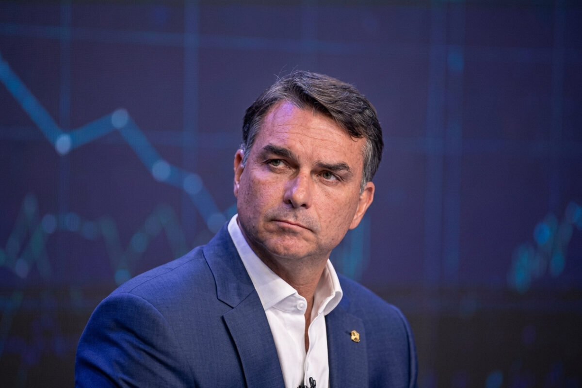 PF consulta Argentina sobre possível viagem de Flávio Bolsonaro
