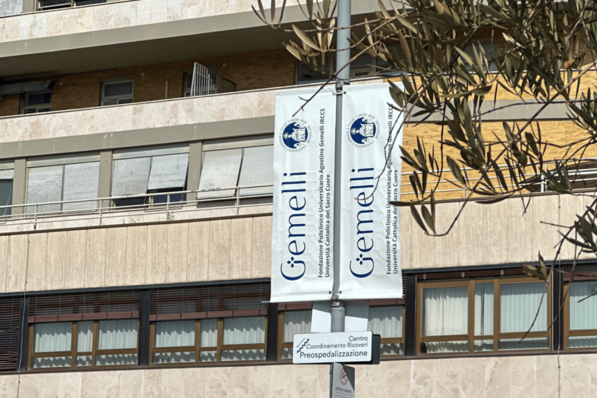 Papa Leão XIV é internado para cirurgia no pulmão