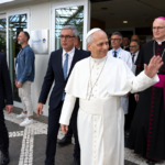 Saúde: Papa Leão XIV recebe alta e retorna ao Vaticano