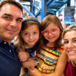 Política: Flávio chega aos EUA com mulher e filhas