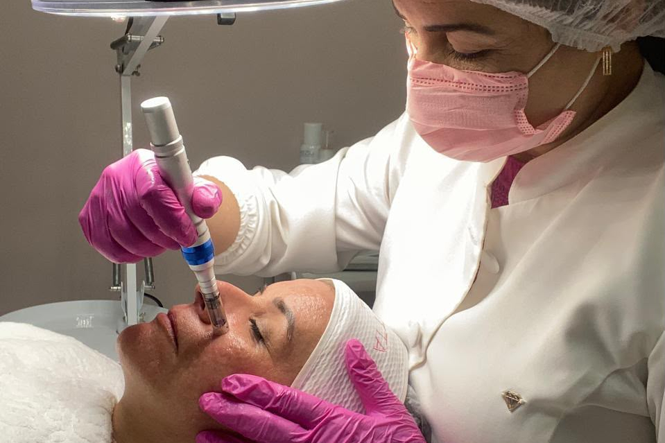 Skinimalismo alerta para riscos do excesso de cosméticos