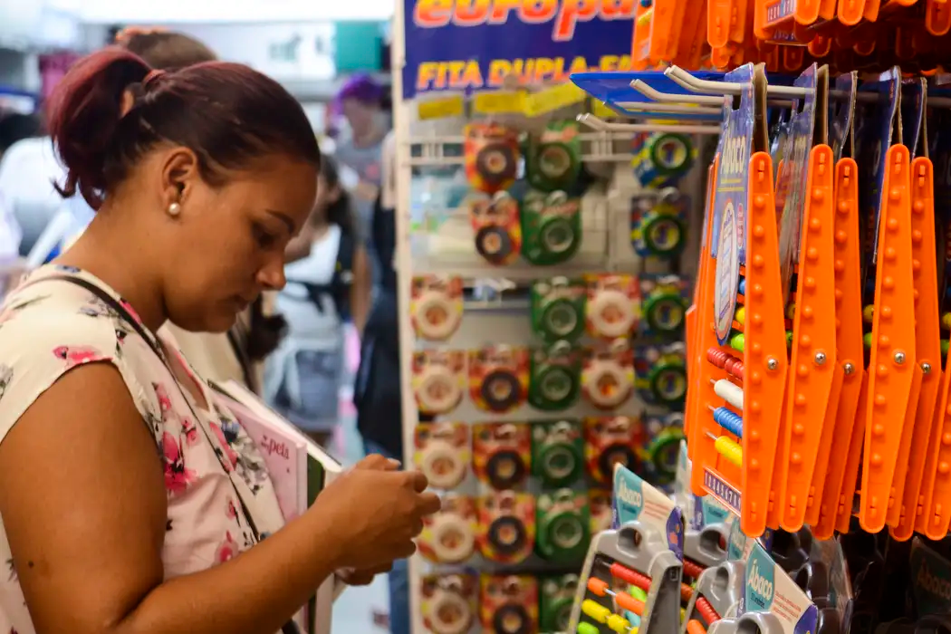 Varejo cresce 0,1% em agosto, aponta IBGE