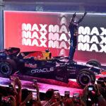 Verstappen vence em Singapura e Antonelli mira título