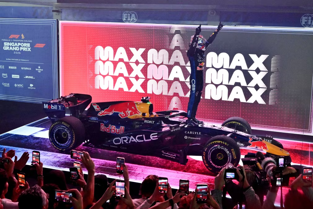 Verstappen vence em Singapura e Antonelli mira título
