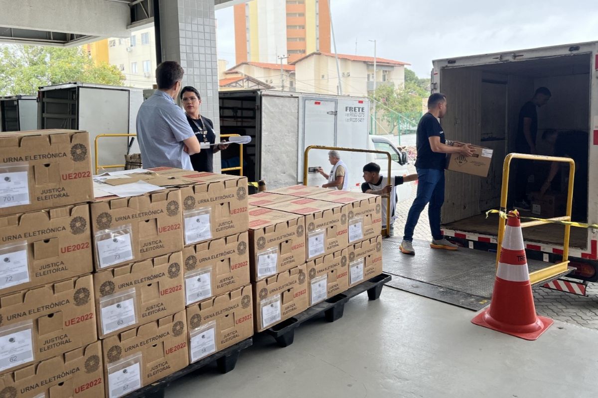Eleições: TRE-CE inicia transporte de urnas em Fortaleza