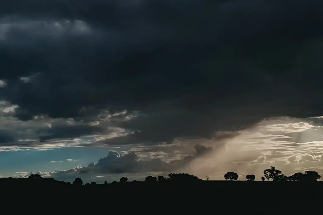 Clima: Inmet alerta para tempestades e baixa umidade